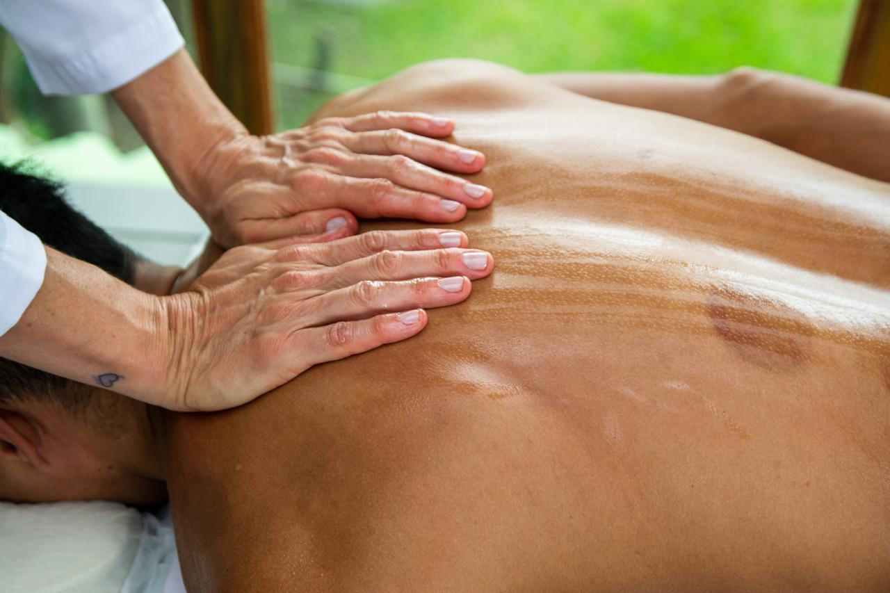 Massagem terapêutica nas costas com óleo