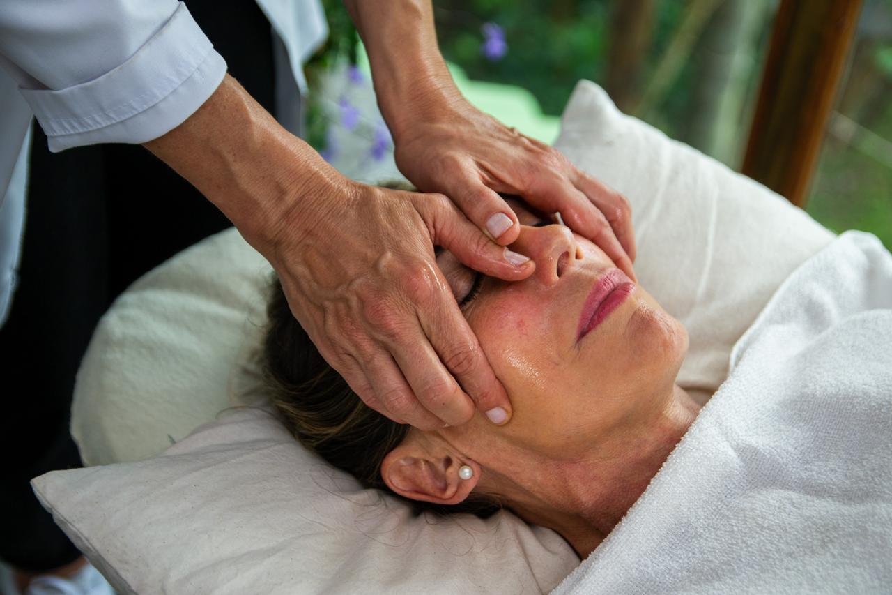 Massagem facial relaxante