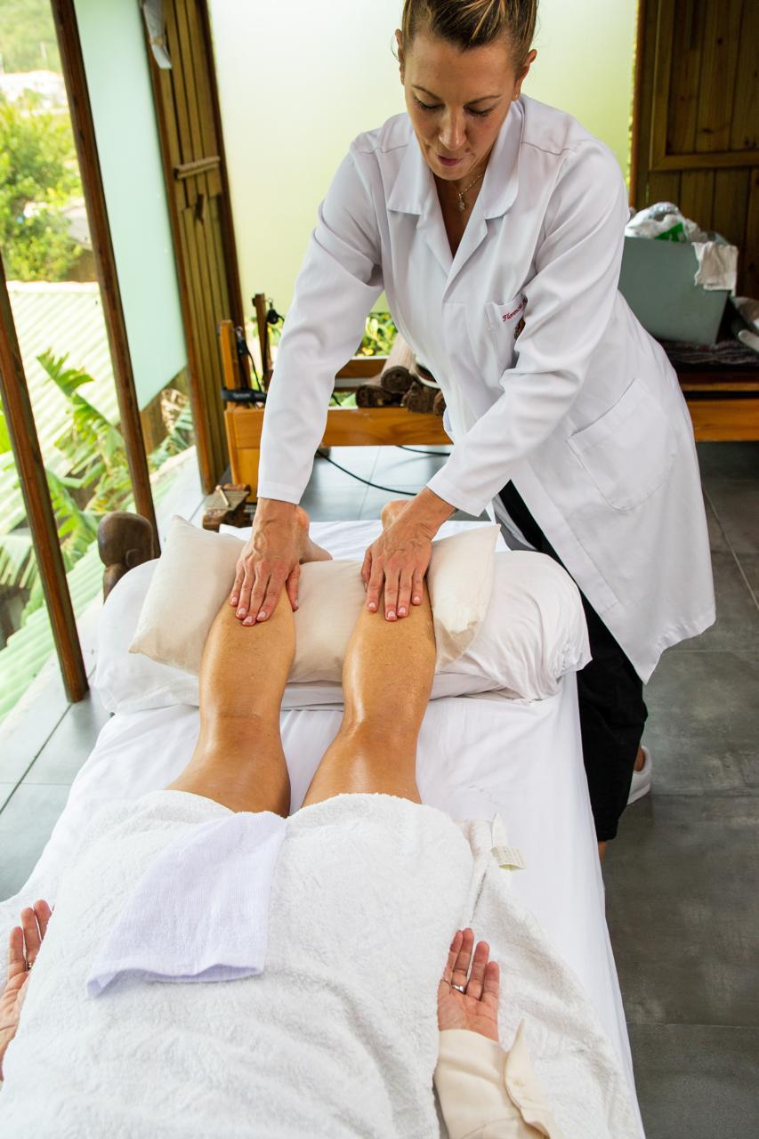 Massagem desportiva nas pernas para recuperação